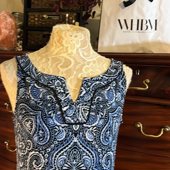 WHBM - blue/ black/ white design dress with notch neckline- like new -size small - Picture 2 of 10